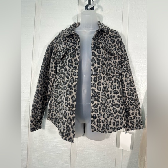 bagatelle Jackets & Blazers - Bagatelle Gray Animal Print Wool Button Down Shacket Size XS EUC